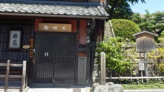 伏見が伏見港として栄えた時代の船宿が一軒のみ残されています、寺田屋として現在も盛業中