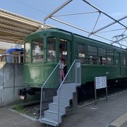 招き猫で有名な豪徳寺の最寄り駅です。駅に江ノ電の車両が展示されています。