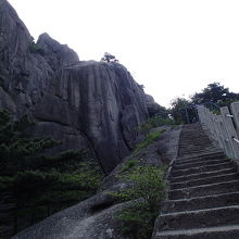 蓮花峰登山口への階段です