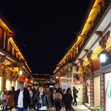 夜は賑やかにライトアップ