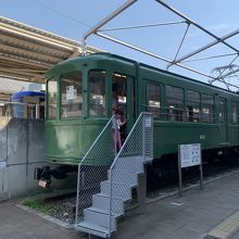 駅に江ノ電の車両が展示されていました。
