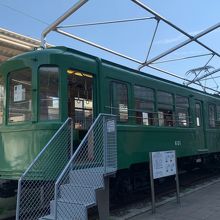 駅に江ノ電の車両が展示されていました。