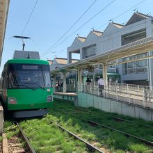 ホームの先に江ノ電車両がありました。