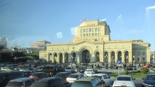 エレバンの街の中心になる共和国広場の周りには、バラ色の凝灰岩で建てられた建物が並んでいます。
