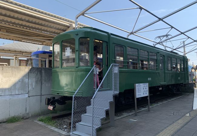 招き猫で有名な豪徳寺の最寄り駅です。駅に江ノ電の車両が展示されています。