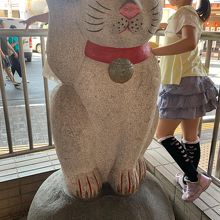 山下駅を降りて乗換駅の豪徳寺駅前に見える招き猫のオブジェ