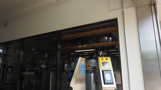 駅改札脇直結です