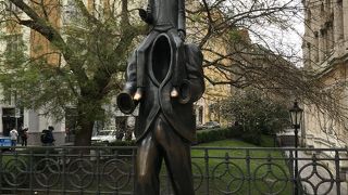 不思議な形をした像