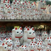 豪徳寺まで徒歩10分程度。招き猫で有名です。