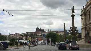 正面にプラハ城が見える