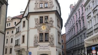 旧市街広場からカレル橋へ続く通り