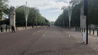 バッキンガム宮殿の正面に繋がる直線