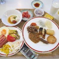 朝食　料理をお皿に盛り付けました