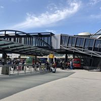 空港のシャトルバス乗り場