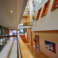 光がたくさん入って明るいエントランス