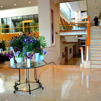 生花が飾ってありそれなりに優雅なロビー