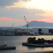 部屋から夕景色が見えます