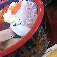 喰い処寿味 （海鮮ちらし）