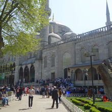 入口の行列はすさまじいです。