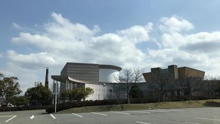 科特隊の基地みたいな外観です。