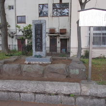 碑がたてられれています。 