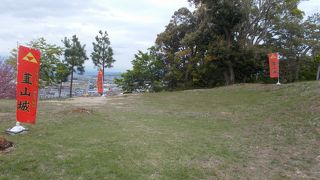 韮山駅の東側にあります。