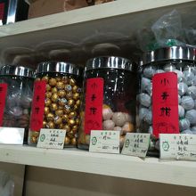 陳列のお茶もかわいらしい。