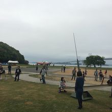 瀬戸内芸術祭を見に来た人たちで賑わう