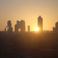 ビルの麓から日の出