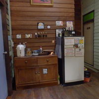 廊下に用意されているフリーのコーヒーと冷蔵庫