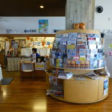 店内に観光案内所もあります