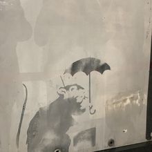 都庁第一庁舎で「バンクシー作品らしきネズミの絵」の展示