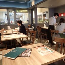 テーブル間のすき間が比較的広いのがいい