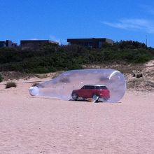 なぜか、ミニクーパー（本物）が風船の中に....