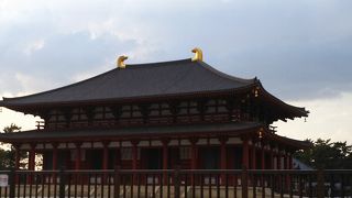 朱色が鮮やかな中金堂