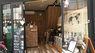 店頭で毎日自家焙煎しているコーヒーが飲めます