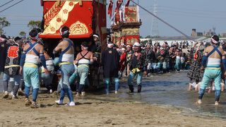 一番の見どころは神前神社前の海浜への山車の曳き下ろし