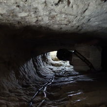 人一人が通り抜けるのがやっとの細道も。