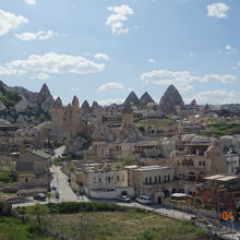 街が奇岩と一体化しています。