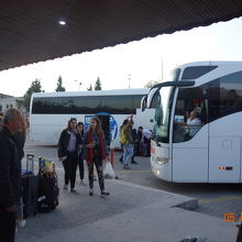 バスを待つ観光客の群れ。