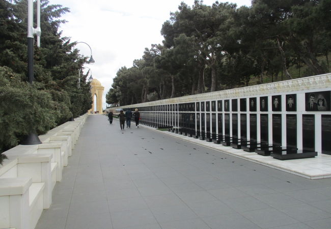 バクーの街やカスピ海が一望できる丘に、ソ連やアルメニアとの戦争で犠牲になった多くの市民を弔うモニュメントや墓碑が並んでいます。