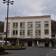 昭和の町を打ち出す青梅の町らしく駅地下道には往年の映画看板。ホームの待合室も昔風に改装してある。