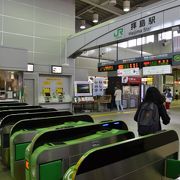 橋上駅舎で、ＪＲと西武線の改札口があり、両線の乗り換えは雨天でも濡れることなくできる