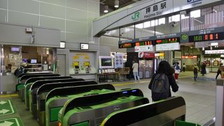 橋上駅舎で、ＪＲと西武線の改札口があり、両線の乗り換えは雨天でも濡れることなくできる