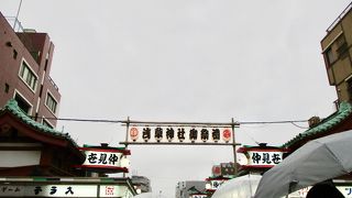 多くの人で賑わう