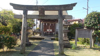 町の西側にあります。