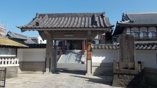 町の西側にあります。