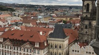 鐘は建物の角に付いています。