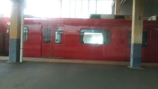 地下鉄鶴舞線に乗り入れる列車もあります。