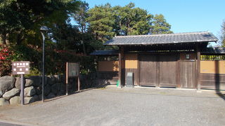 町の南側にあります。